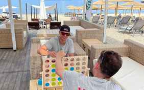 die Strandbar lädt zum Verweilen ein